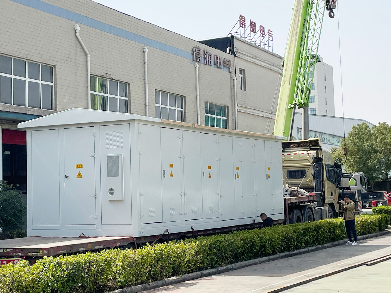 得潤電氣生產(chǎn)的10kV預(yù)制艙(開閉所)順利完成并運往項目現(xiàn)場 得潤電氣生產(chǎn)的10kV預(yù)制艙(開閉所)順利完成并運往項目現(xiàn)場