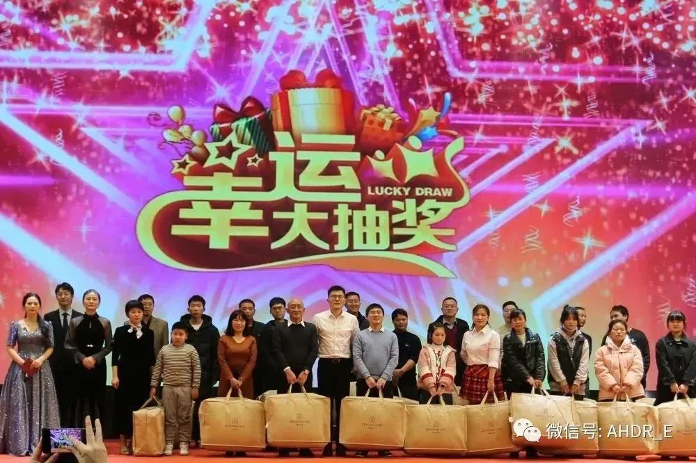 副總經(jīng)理董康、營銷副總監(jiān)洪海燕、財(cái)務(wù)總監(jiān)謝道樹及總經(jīng)理助理張春蘭頒發(fā)三等獎(jiǎng)