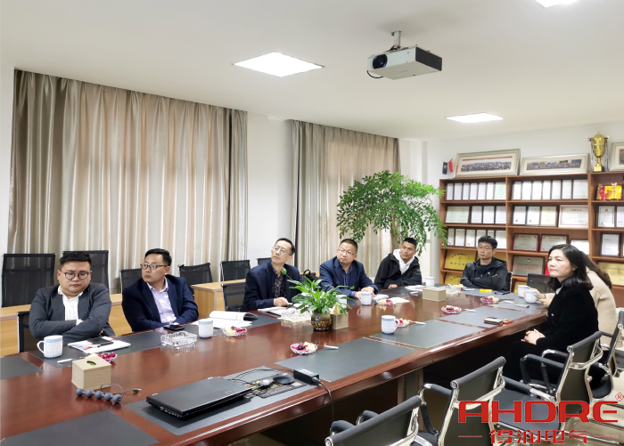 會議交流中.jpg 會議交流中.jpg