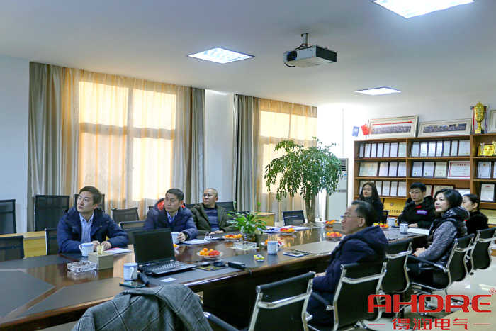 會議交流中.jpg 會議交流中.jpg