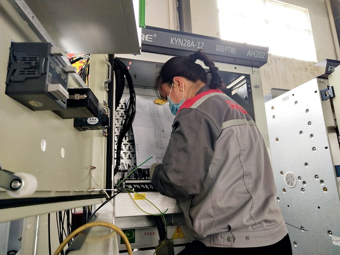 二次員工進行高壓進線工作.jpg 二次員工進行高壓進線工作.jpg