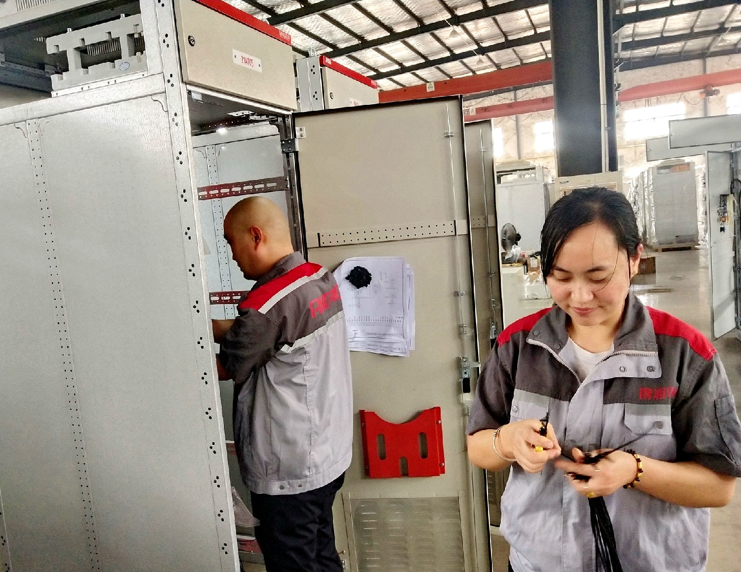 夫妻倆正在配合著工作中 夫妻倆正在配合著工作中