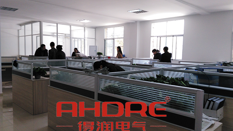 得潤(rùn)電氣　高壓開(kāi)關(guān)柜生產(chǎn)廠家　咨詢熱線：4000551777　QQ:3176885416.