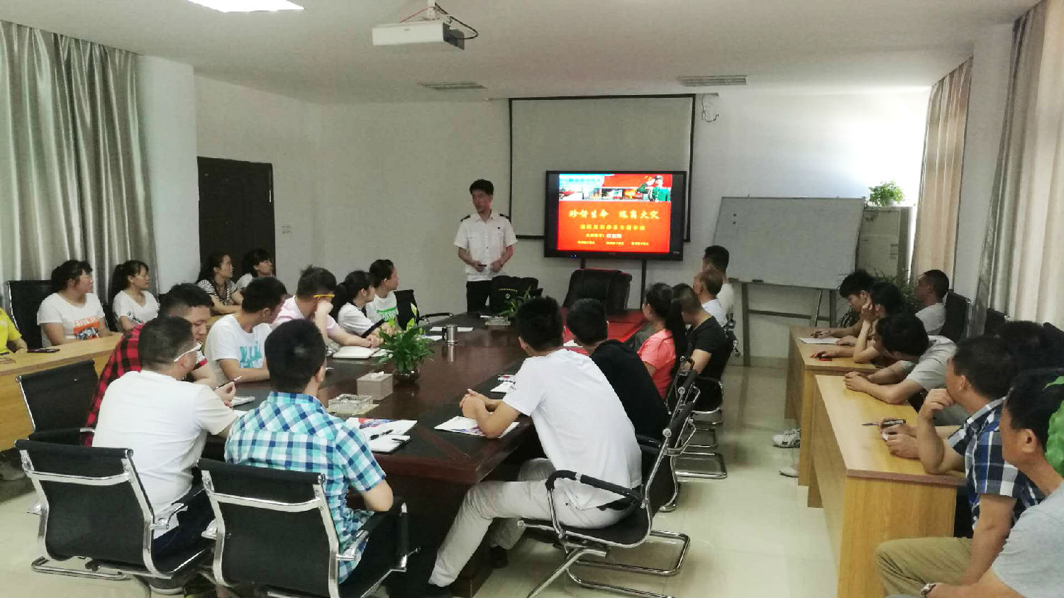 安徽得潤電氣 成套高低壓開關(guān)柜廠家 電話:400-0551-777 qq:3176885416 安徽得潤電氣 成套高低壓開關(guān)柜廠家 電話:400-0551-777 qq:3176885416