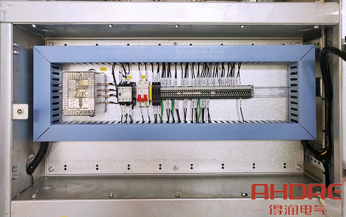 無(wú)功自動(dòng)補(bǔ)償裝置儀表室的PLC控制系統(tǒng).jpg 無(wú)功自動(dòng)補(bǔ)償裝置儀表室的PLC控制系統(tǒng).jpg
