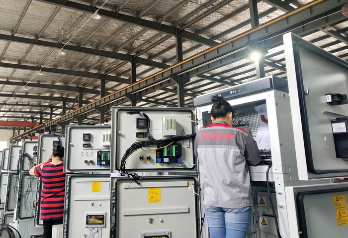 正在接線的二次員工.jpg 正在接線的二次員工.jpg