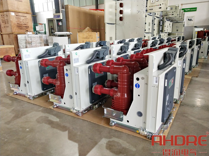 高壓斷路器(待安裝).jpg 高壓斷路器(待安裝).jpg