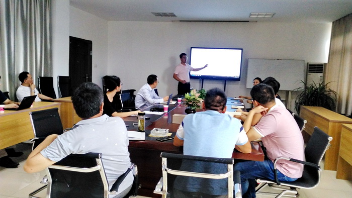 ABB技術(shù)人員講解中 ABB技術(shù)人員講解中