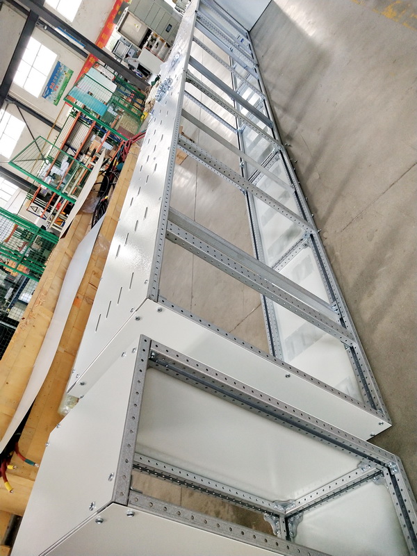 準(zhǔn)備進(jìn)行安裝的電纜橋架 準(zhǔn)備進(jìn)行安裝的電纜橋架