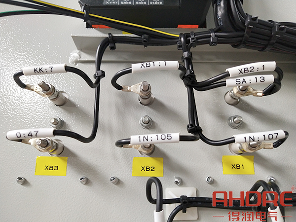 用壓線鼻進行指示燈的接線.jpg 用壓線鼻進行指示燈的接線.jpg