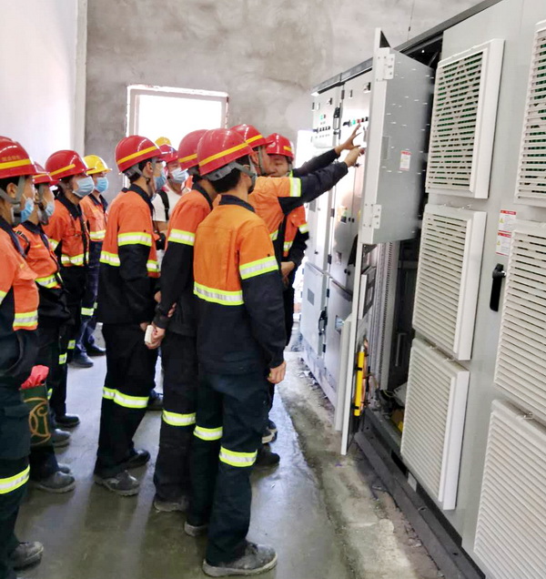 旁路柜現(xiàn)場指導(dǎo)培訓(xùn)圖.jpg 旁路柜現(xiàn)場指導(dǎo)培訓(xùn)圖.jpg